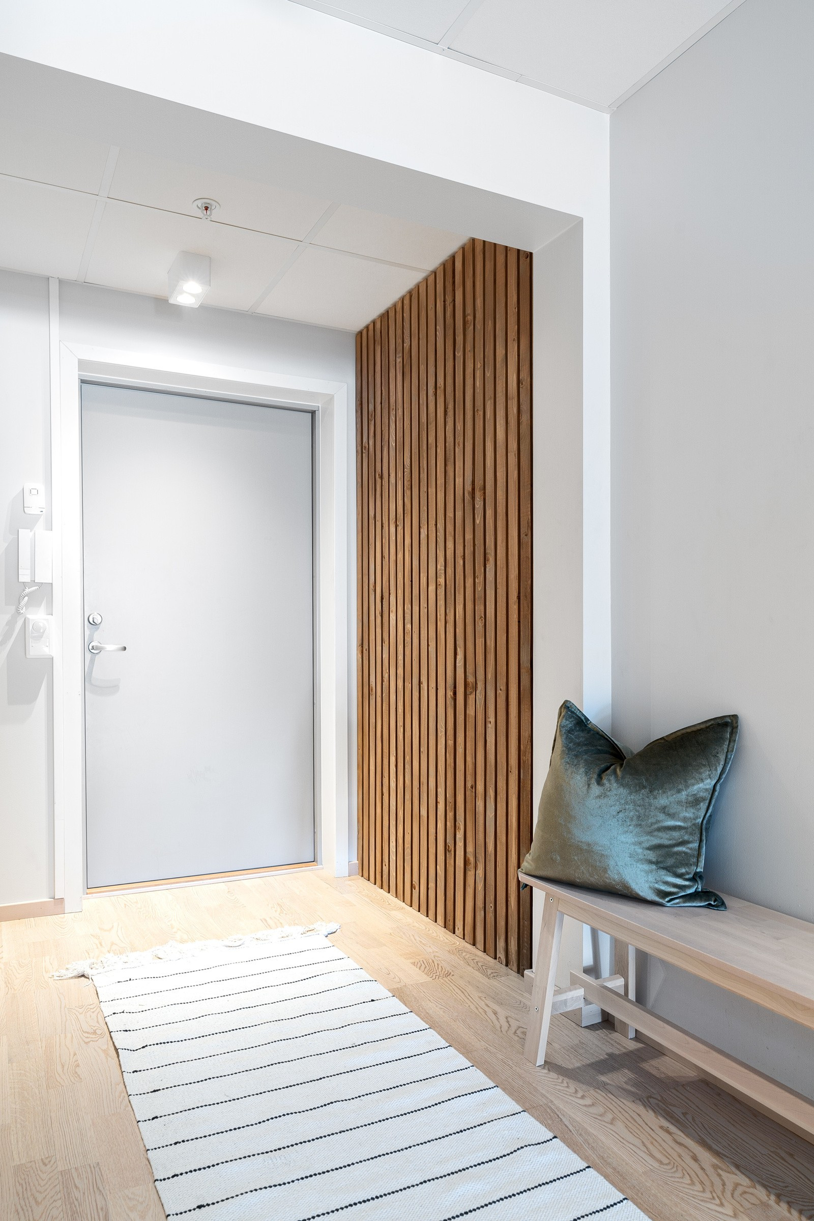 Velkommen inn! Gangen har en stilrent uttrykk og gir et positivt førsteinntrykk av leiligheten.