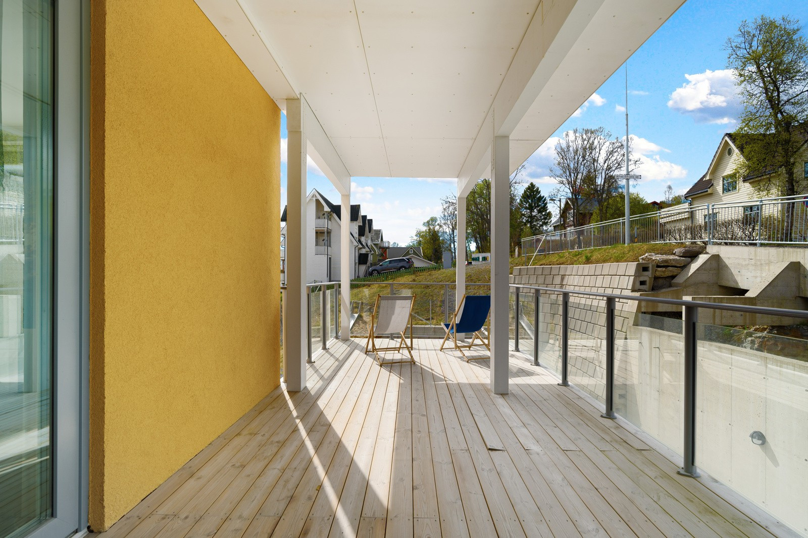 Leiligheten har fin og solrik beliggenhet i byggets 2. etasje.
