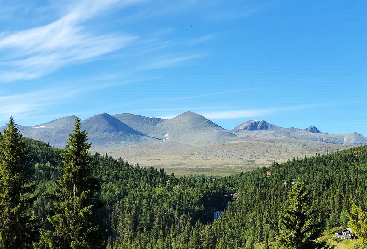 Fra hytta er det gangavstand til både toppturer, skiløyper vinterstid og sykkelleie på Rondane Høyfjellshotell Galleribilde