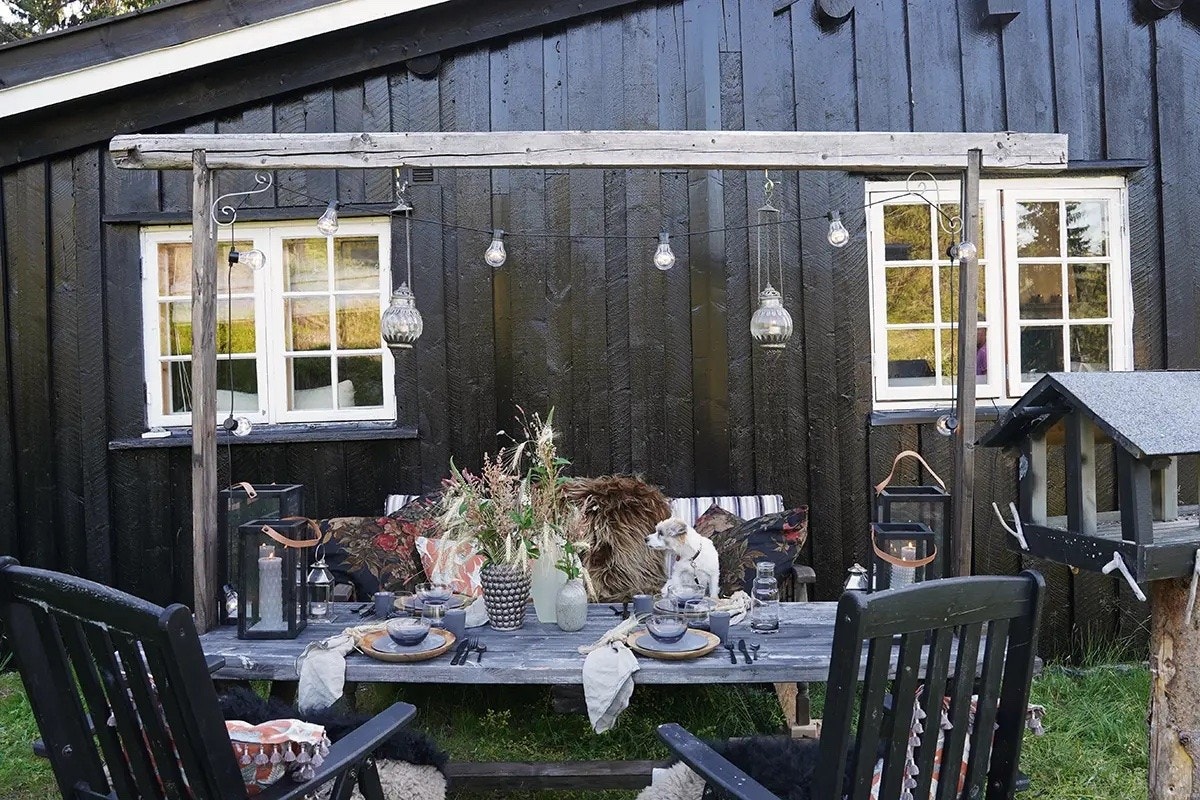 Utendørs er det flere soner hvor man kan dekke opp langbord, sole seg eller sette opp bålpanne mens man nyter utsikten. Galleribilde