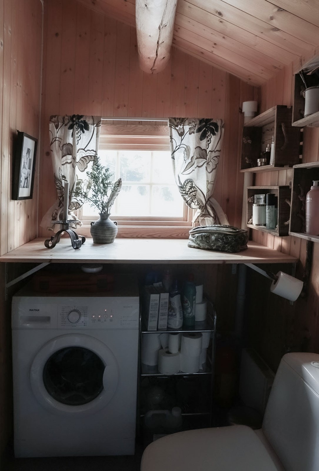Badet har nisje med plass til vaskemaskin og oppbevaring Galleribilde