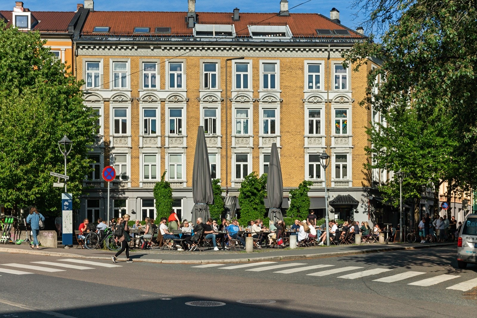 Området har mange barer og spisesteder bla populære grisen. Galleribilde
