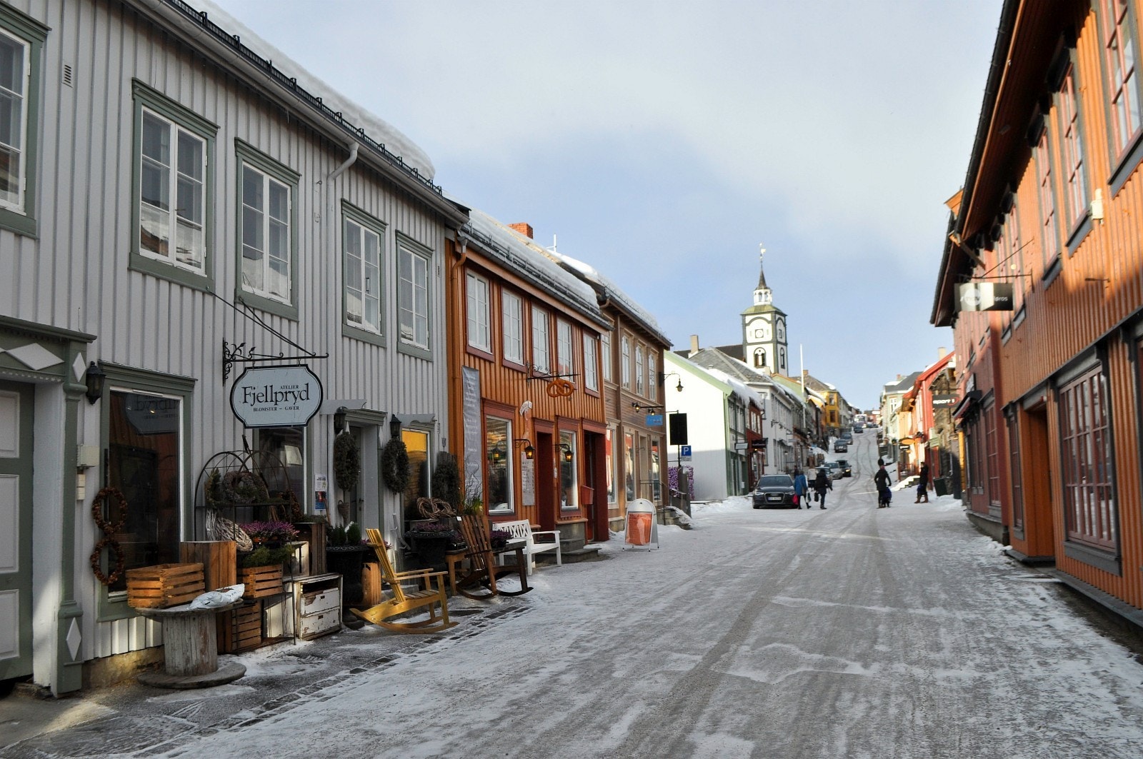 Røros byr på et levende kunsthåndverksmiljø, verkstedsutsalg, særegne små butikker og gode spisesteder som byr på lokale retter Galleribilde