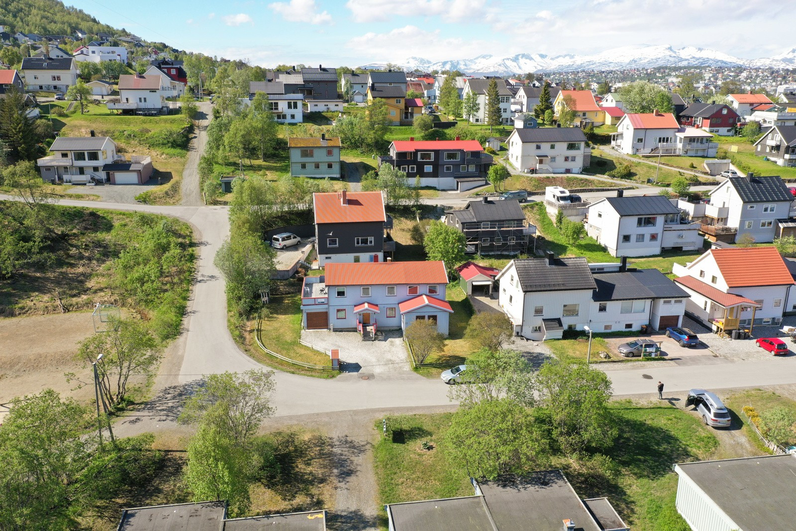 Romslig innkjørsel med god plass til parkering.