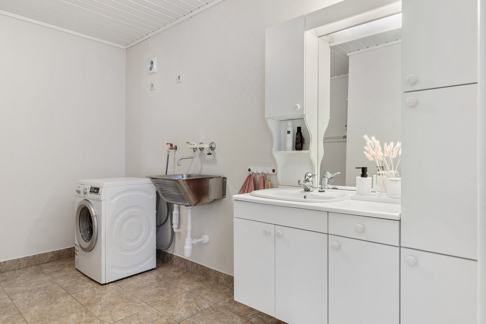 I sokkel er det baderom som er benyttet som vaskerom, rommet er utstyrt med dusj Galleribilde