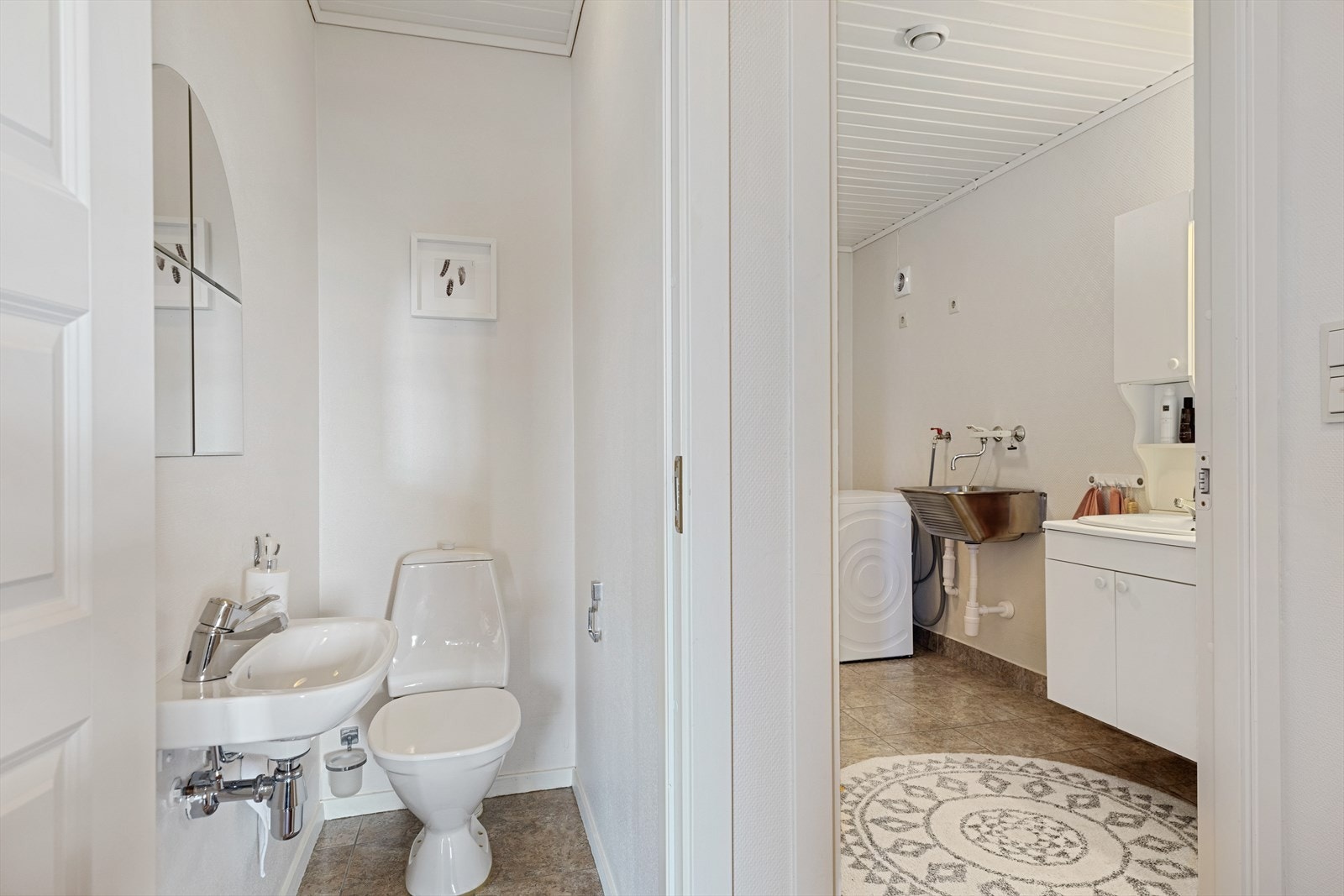 Boligen har til sammen 2 baderom og en wc Galleribilde