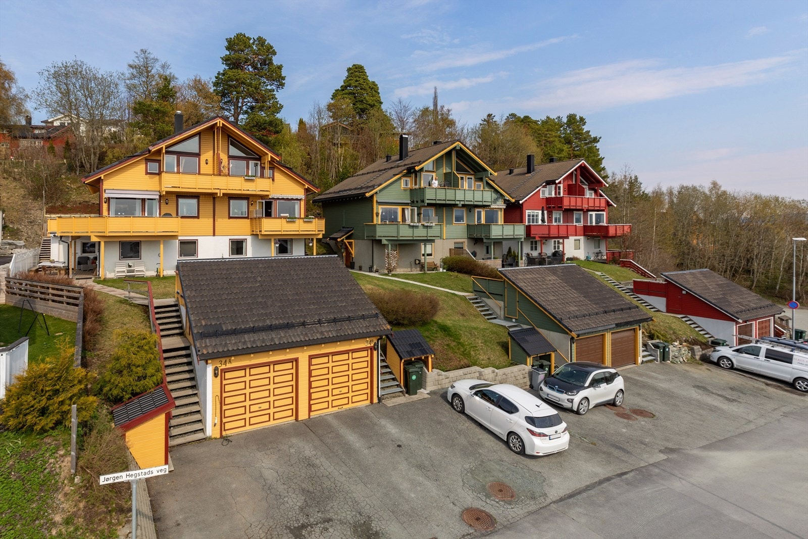 Boligen har 4 parkeringsplasser, en i garasje og 3 utenfor Galleribilde