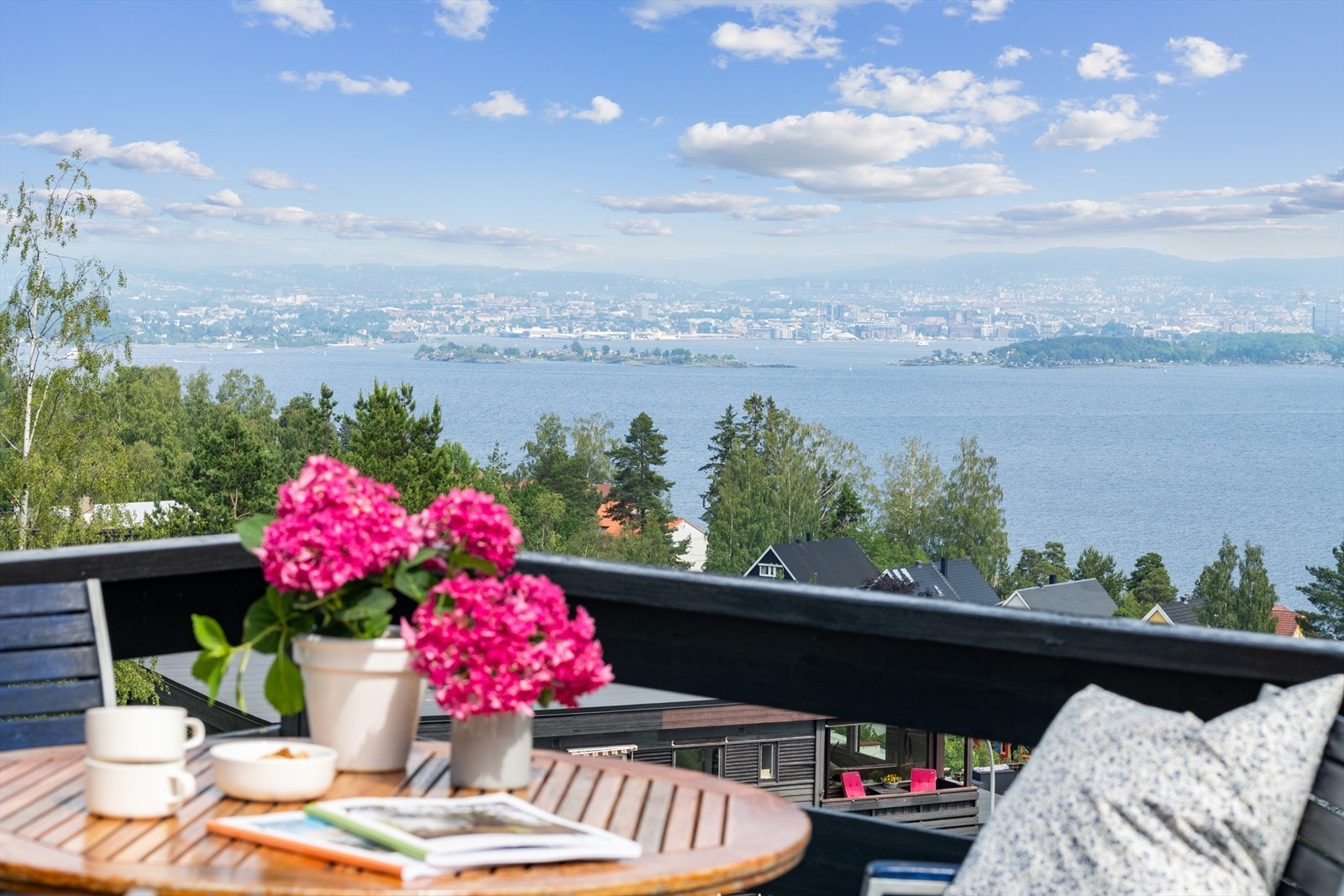Fantastisk utsikt fra boligens takterrasse. Galleribilde