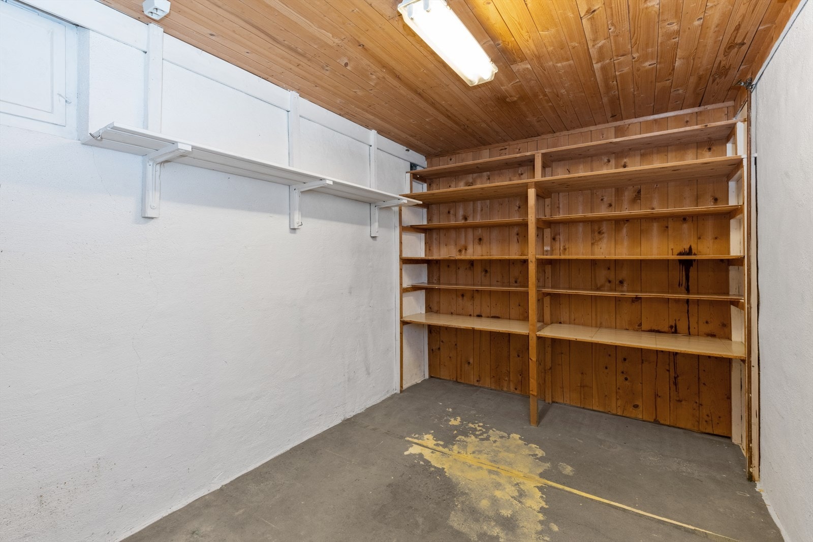 Mye plassbygde reoler i boligen. Galleribilde