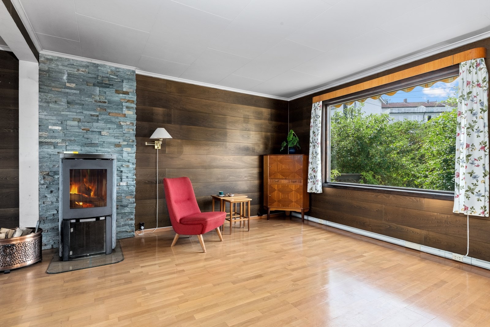 Ildsted er en av oppvarmingskildene i huset. Galleribilde