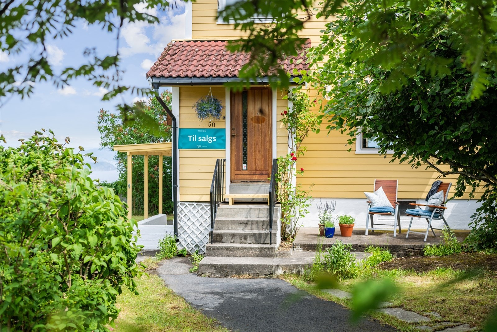 Det er frodig rundt om boligen. Galleribilde