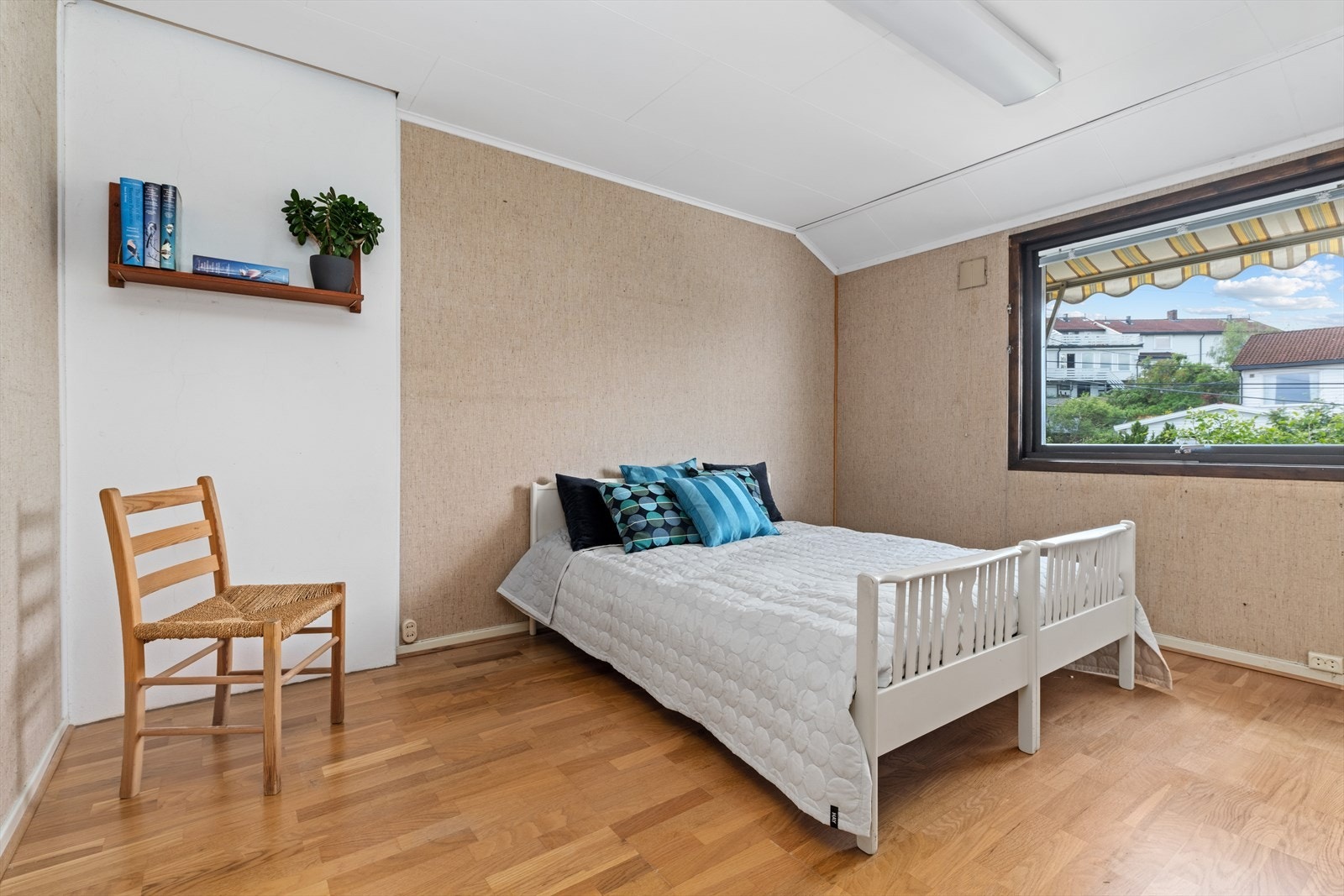Godt med plass til dobbeltseng i boligens soverom. Galleribilde