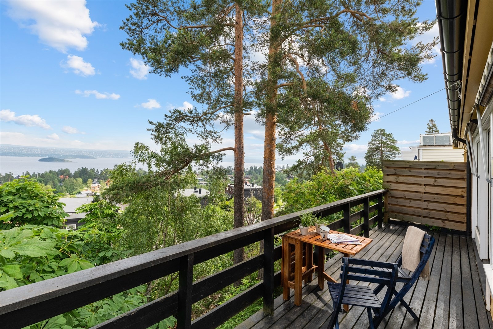 Direkte utgang til terrasse fungerer som en forlengelse av boligen i sommerhalvåret. Galleribilde