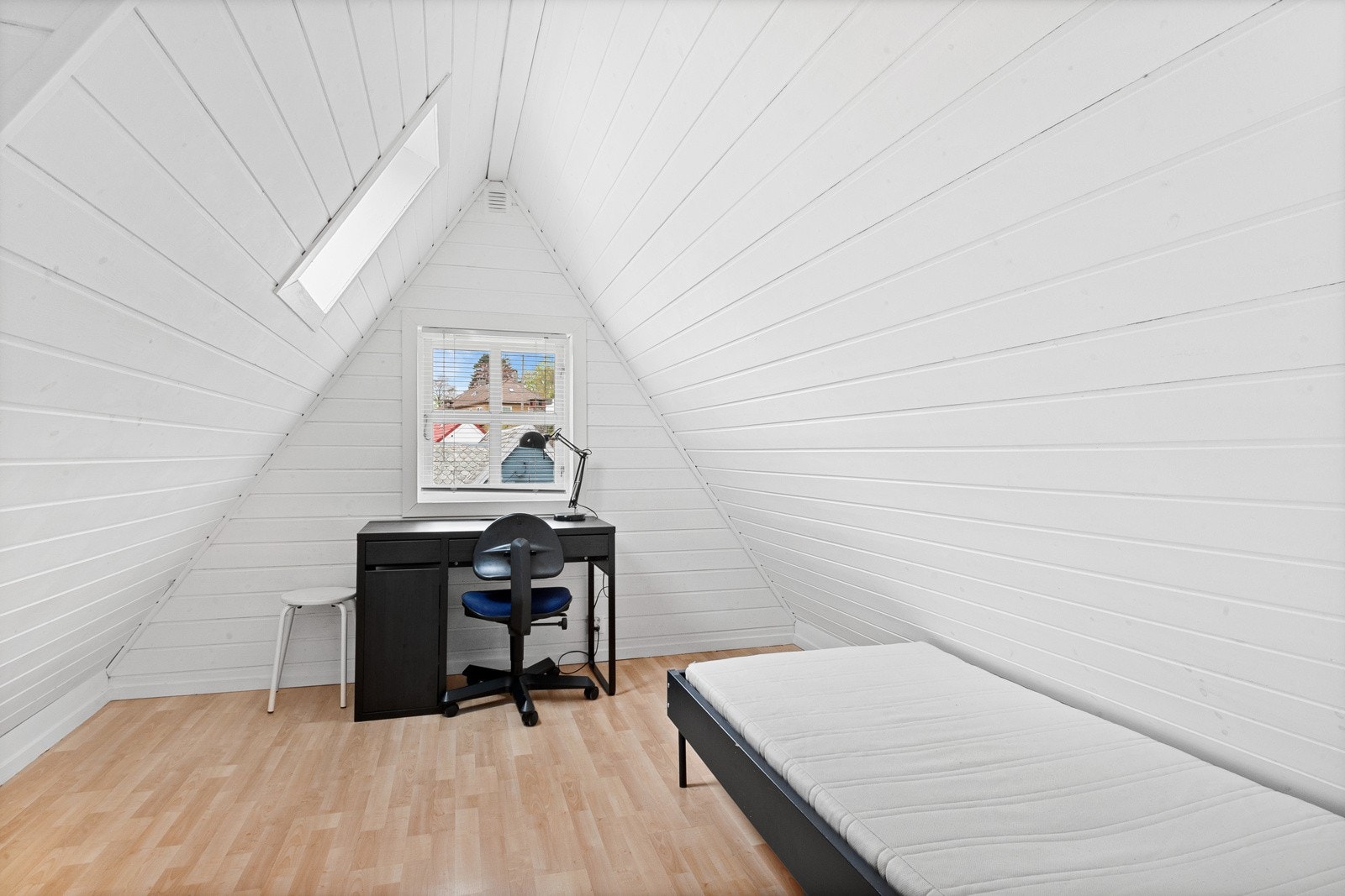 Soverom i loftsetasje Galleribilde