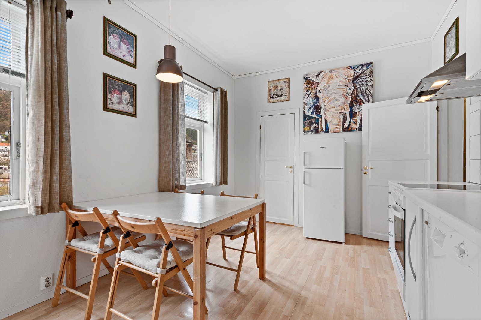 Denne leiligheten har fire soverom, går over to plan og mulighet for gode leieinntekter Galleribilde