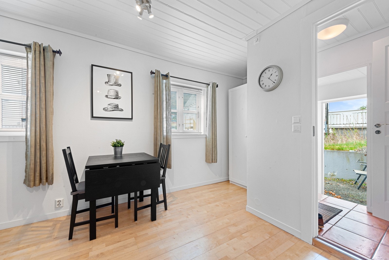 Entré og stue i underetasje Galleribilde