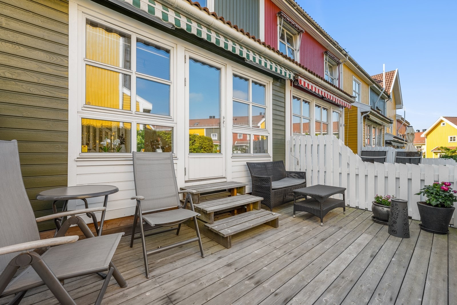 På plattingen er det god plass til ønsket utemøblment og beplantning. Galleribilde