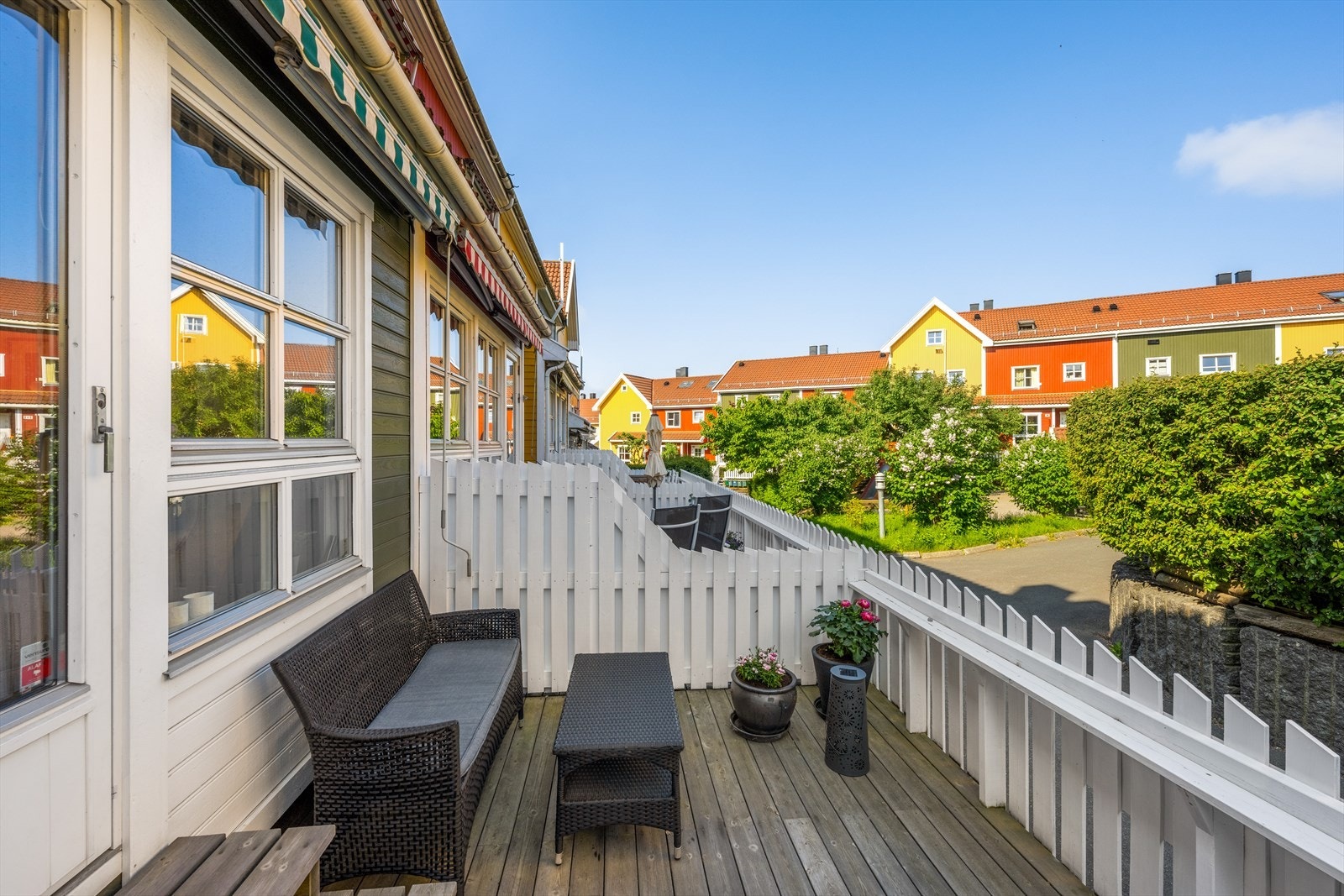 Her ligger det godt til rette for mange hyggelige stunder fremover. Det er sol til ca. 21:00 sommerstid! Galleribilde