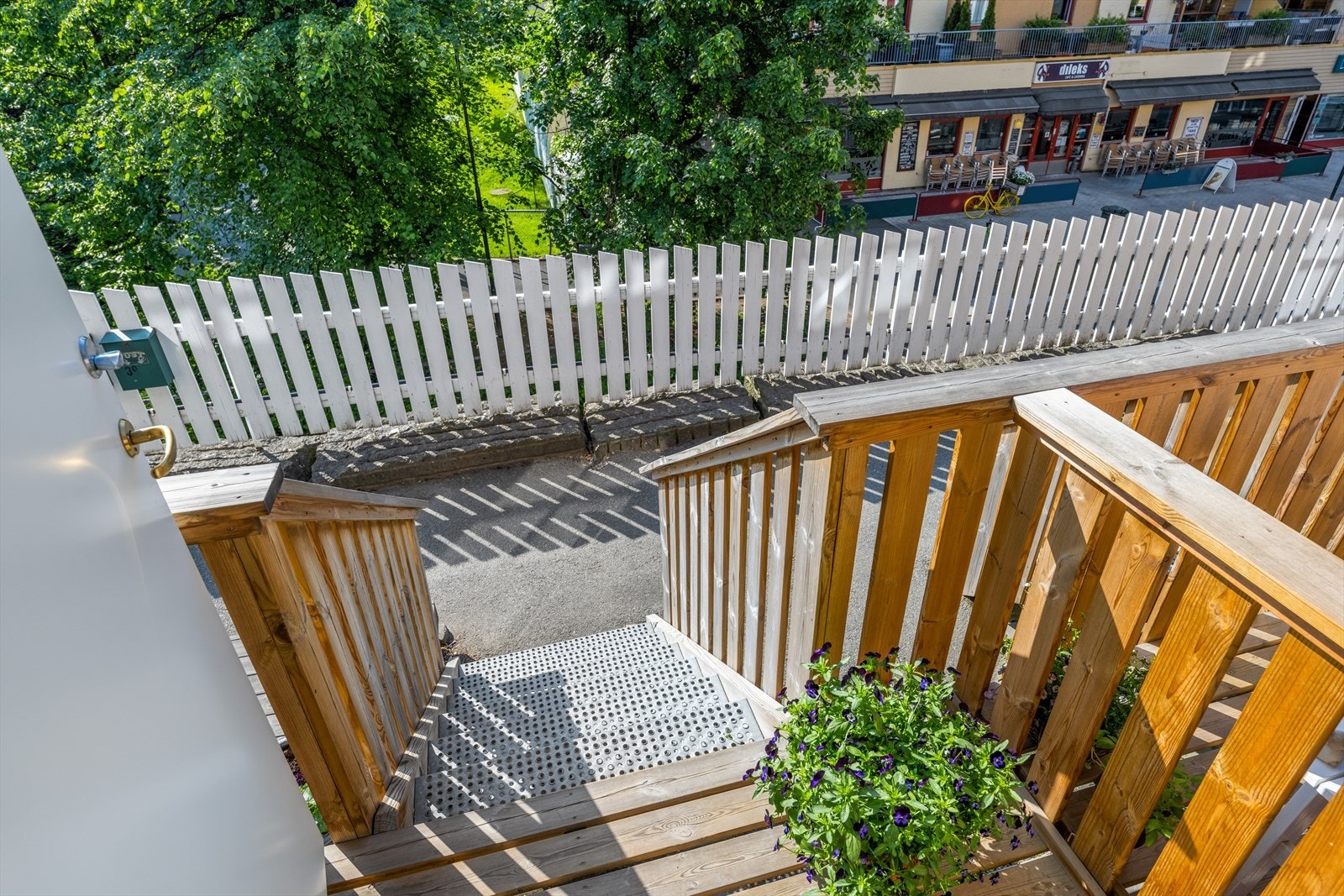 Ved inngangspartiet er det en platting på ca. 7 m², og trapp opp til et overbygd inngangsparti. Galleribilde