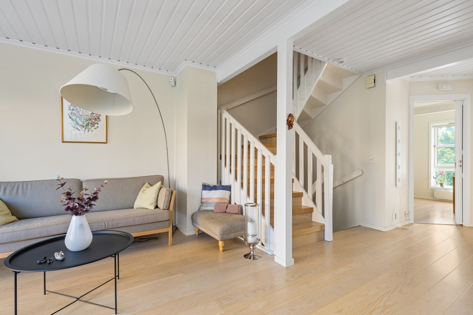 Det er plass til en stor spise- og sofagruppe med tilhørende møblement. Galleribilde