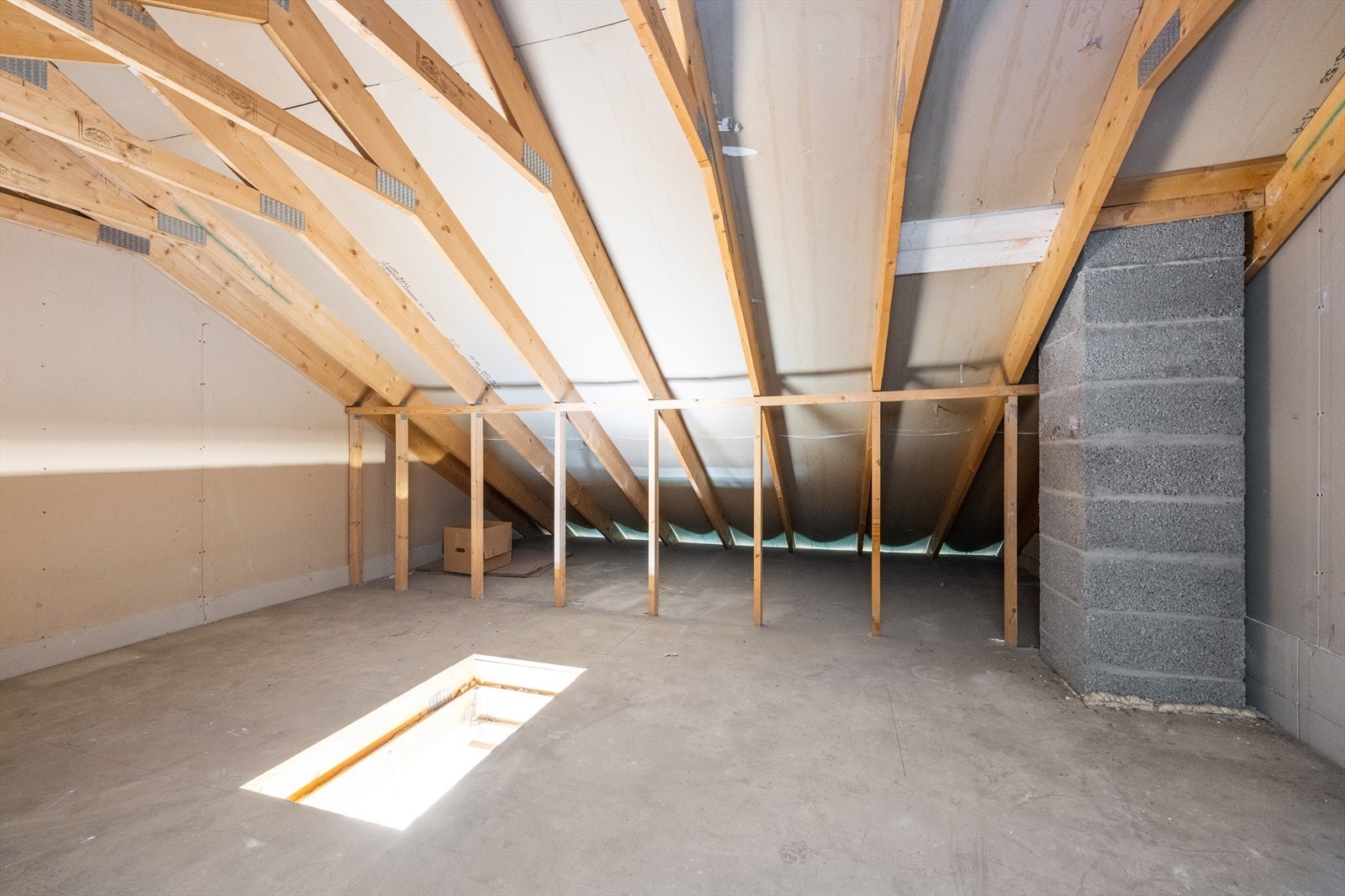 Fra gangen i 2. etasje er det tilgang til kaldtloft via pocketdør med stige på ca. 15 m². Her er det god lagringsplass. Galleribilde