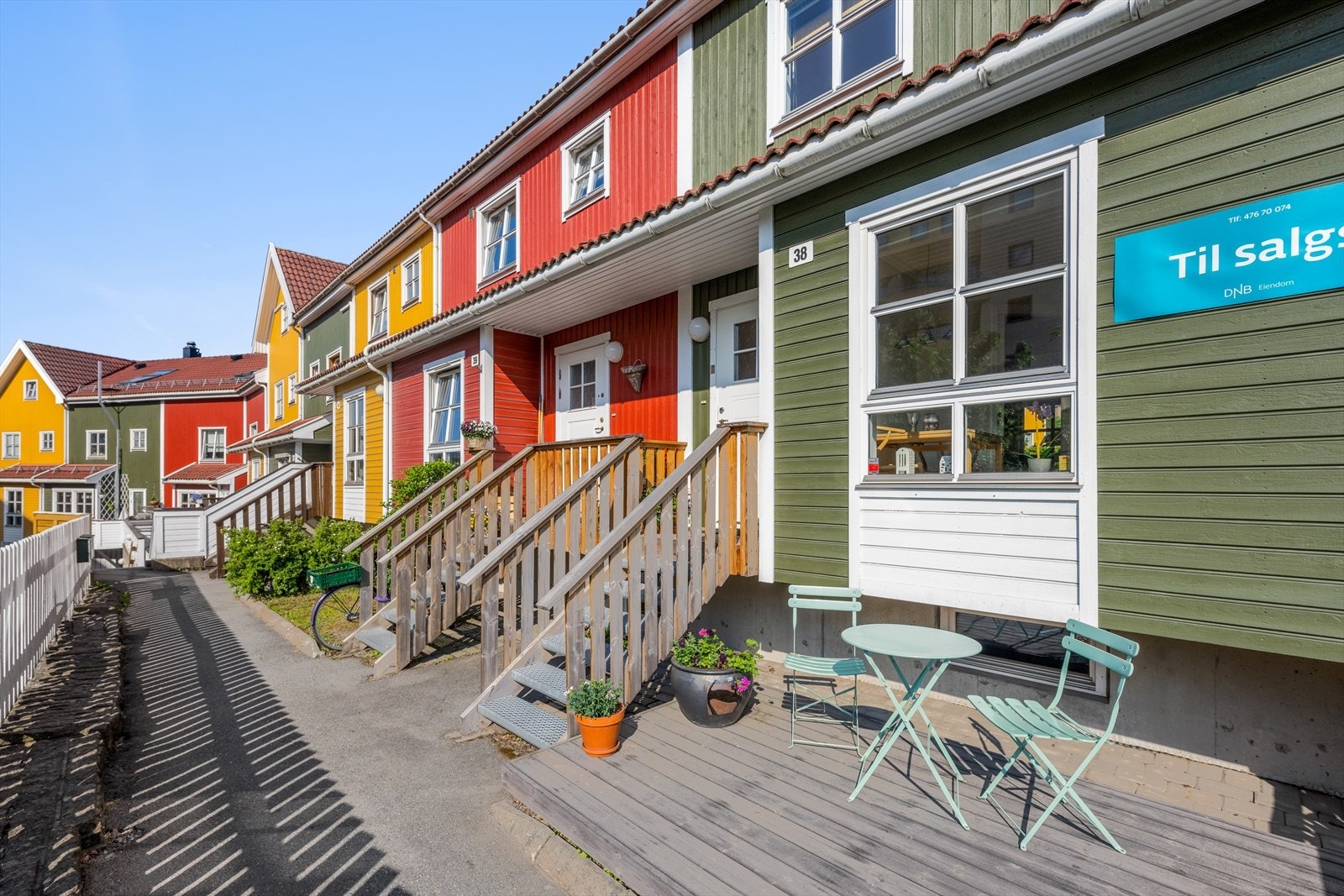 Sittegruppen ved inngangspartiet har gode solforhold fra morgen til ca. 17:00 sommerstid. Galleribilde