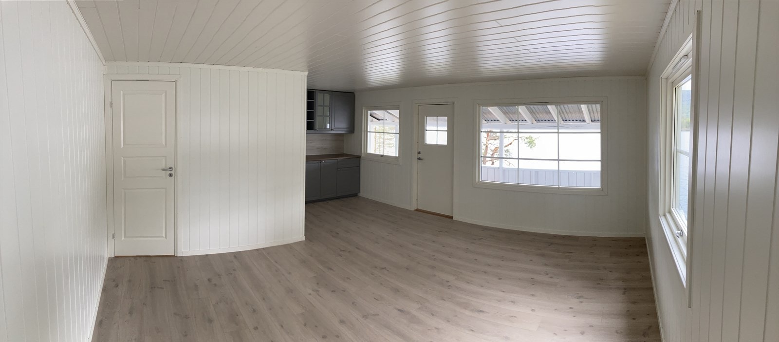 Innvendig er hytta oppusset og modernisert Galleribilde