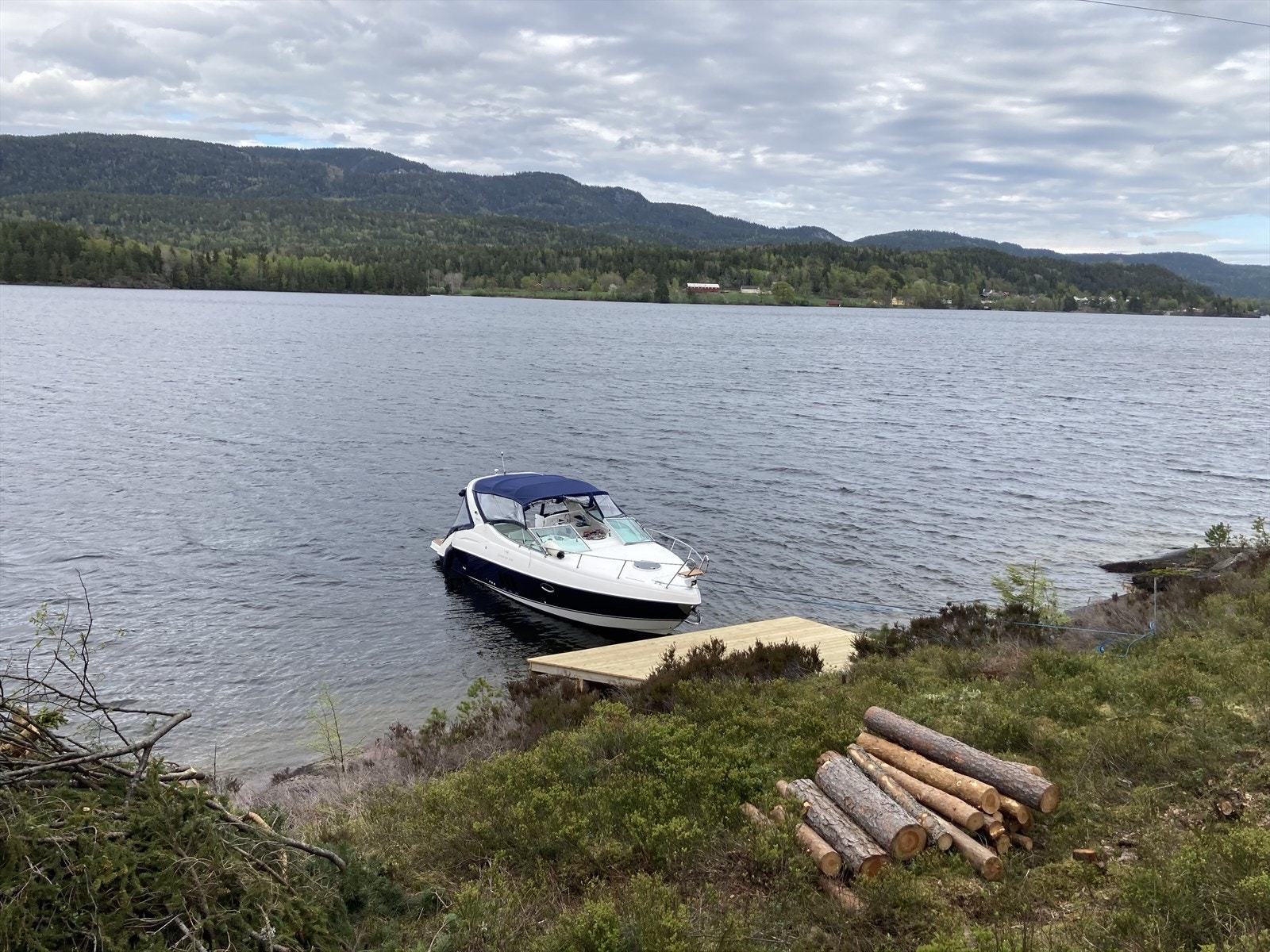 Fint beliggende hytte med strandlinje og egen brygge Galleribilde