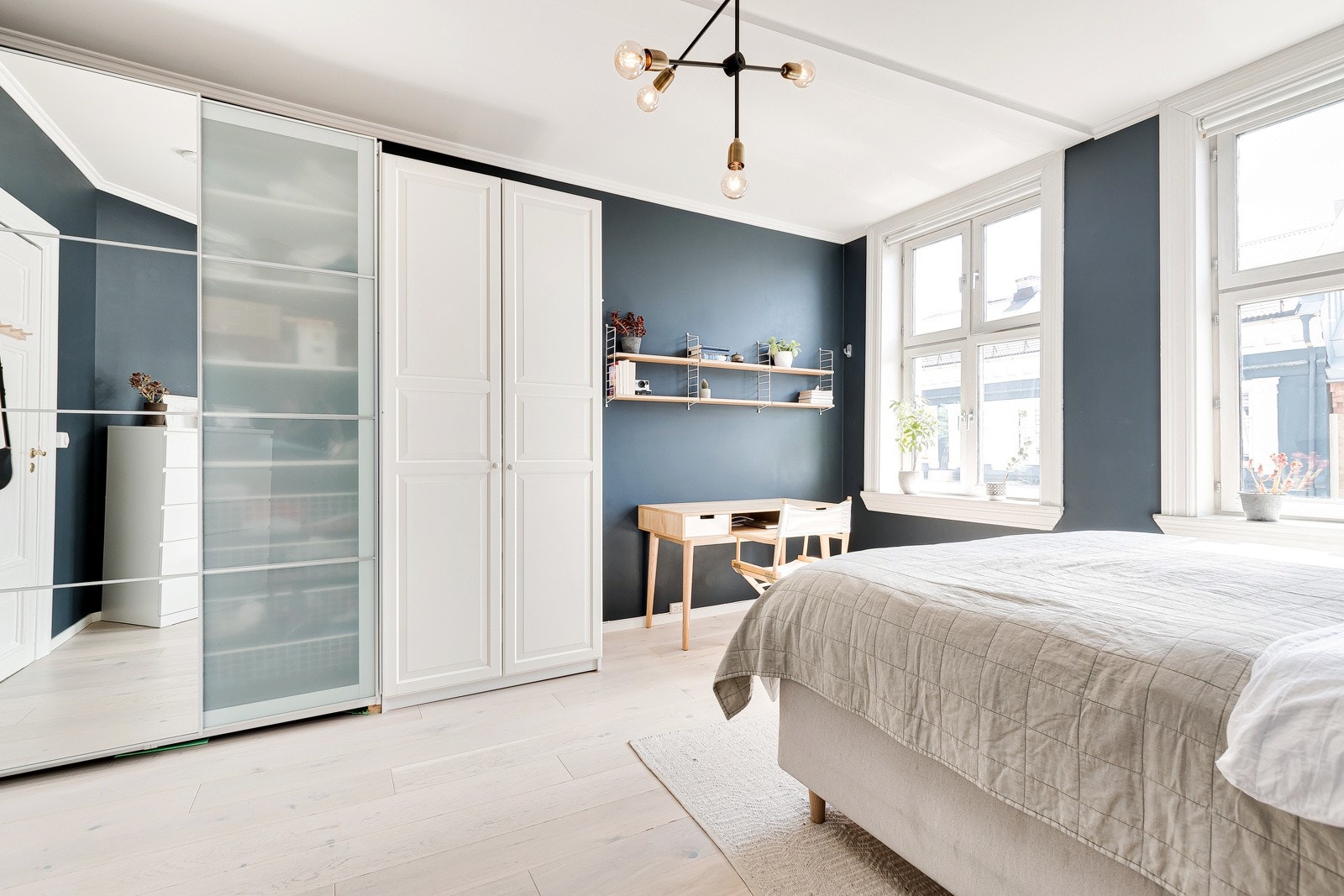 I tillegg til å ha god plass til en stor dobbeltseng og tilhørende nattbord, er det god plass til en kontorløsning Galleribilde
