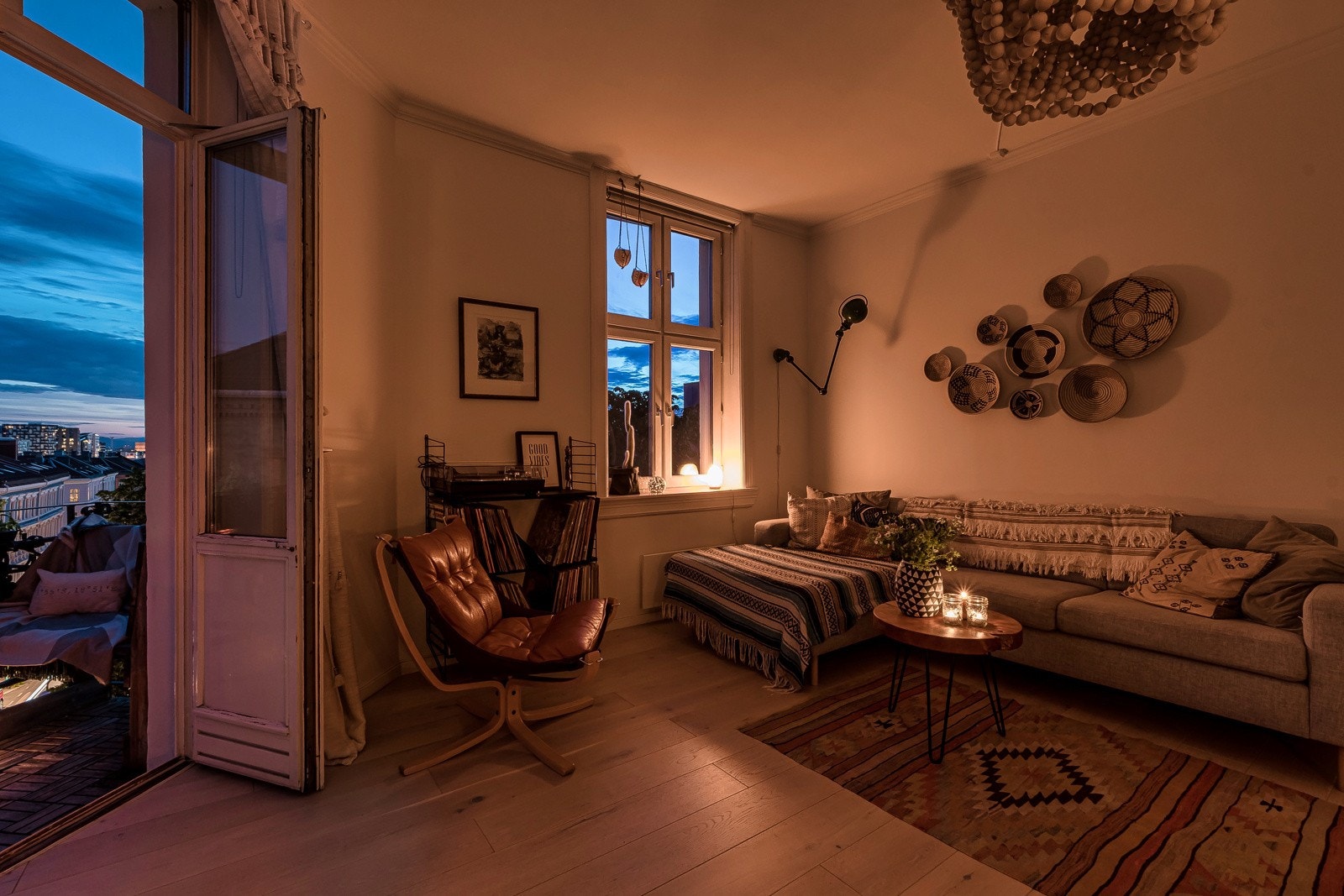 Utsikten fra Oslo kryper inn gjennom balkongendøren på kvelden Galleribilde