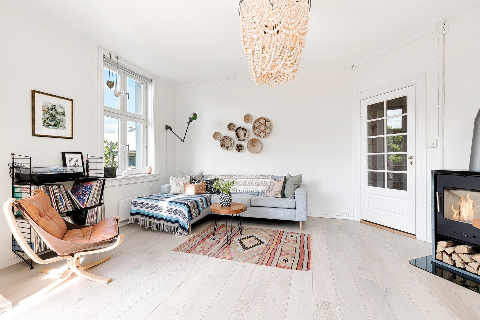 Det er montert peisovn i stuen som gir god varme og hygge Galleribilde