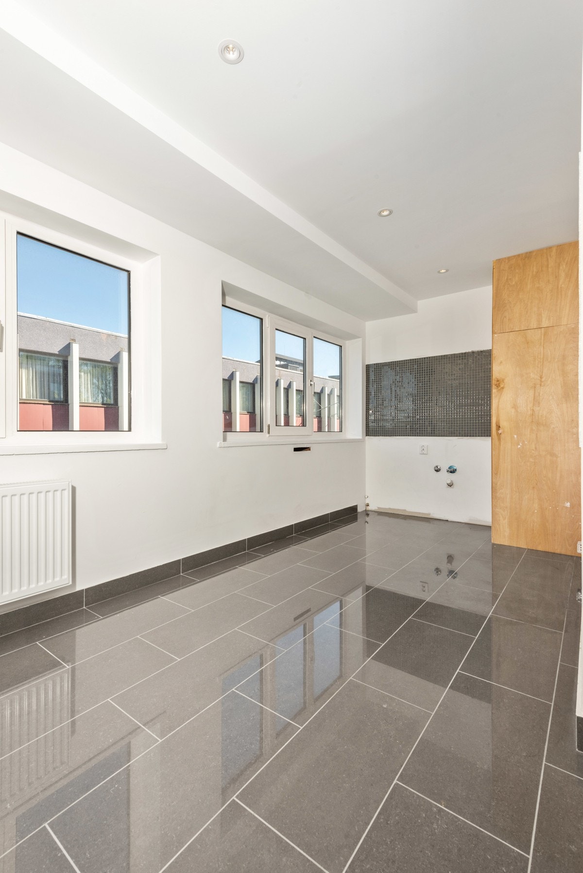 Ett rom har tidligere vært kjøkken, slik at det ligger klart røropplegg til evnt kjøkkeninnredning. Galleribilde