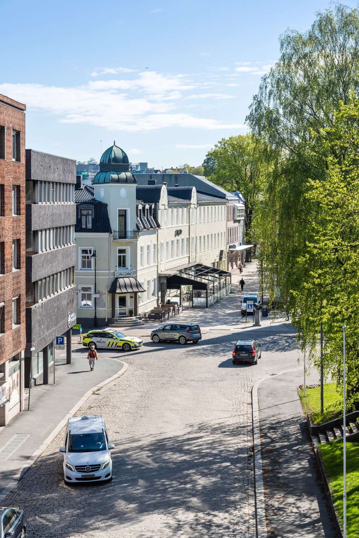 Et svært godt utgangspunkt for pendling, med kort vei til jernbane og ferge. Galleribilde