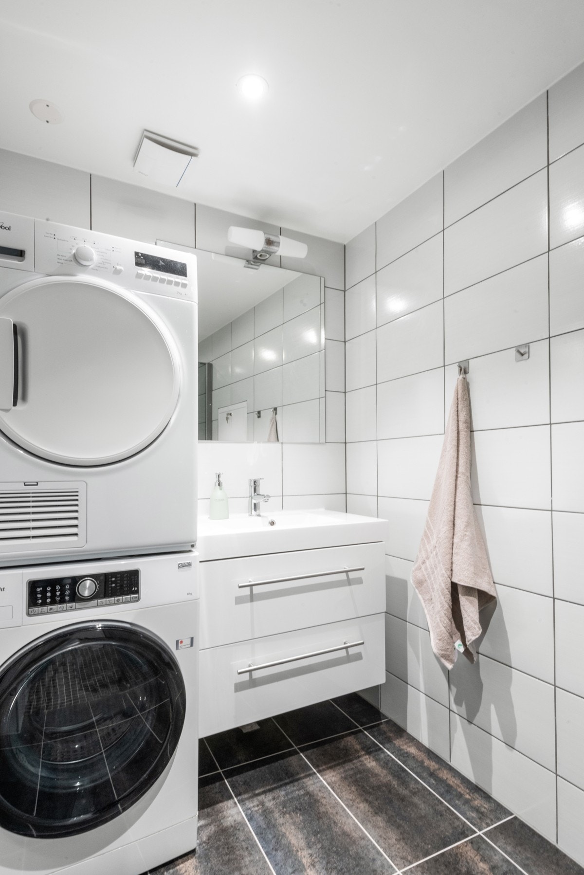 Badet ved det ene soverommet er innredet med vegghengt wc, servantskap, speil og dusjnisje med tropisk regn og hånddusj. Galleribilde