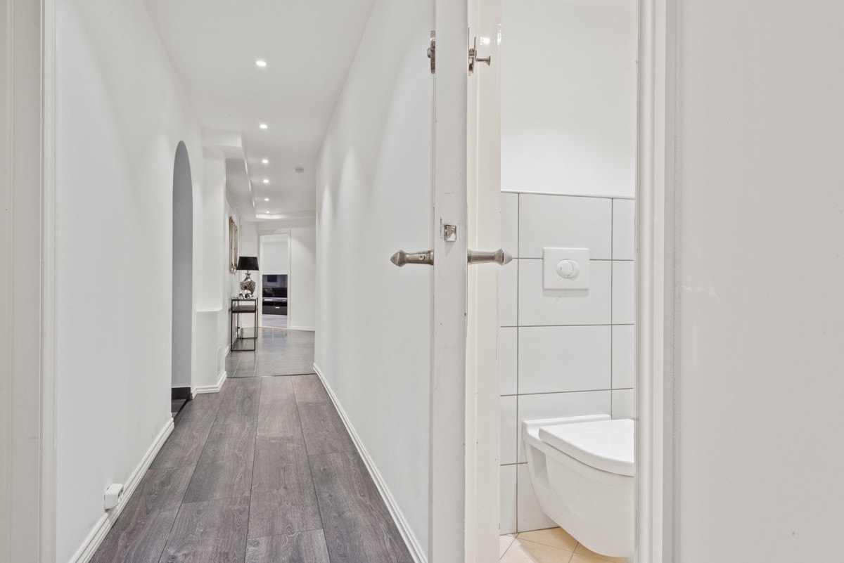 Gulvene er belagt med laminat. Galleribilde