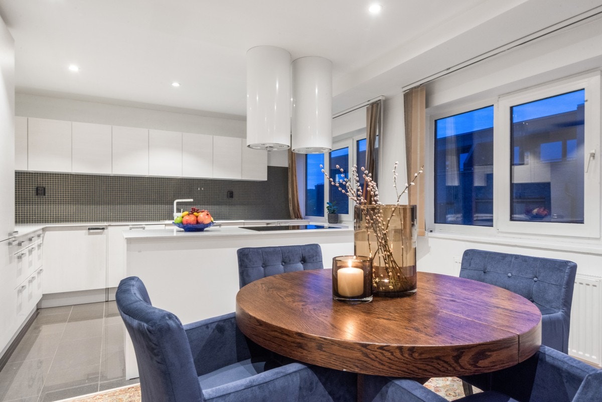 Den åpne stue- og kjøkkenløsningen gjør det ideelt å sosialisere og kokkelere på samme tid. Galleribilde