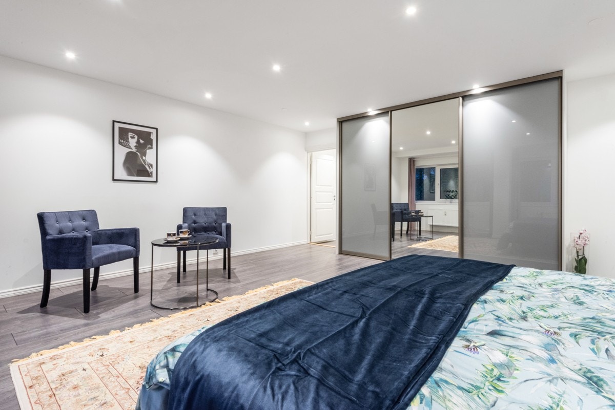 Skyvedørsgarderobe med innredning på alle soverommene. Galleribilde