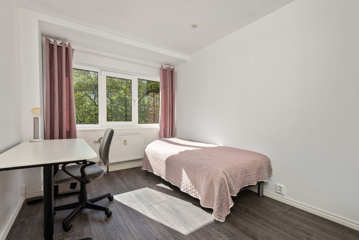 Leiligheten varmes opp med radiatorer på samtlige oppholdsrom. Galleribilde