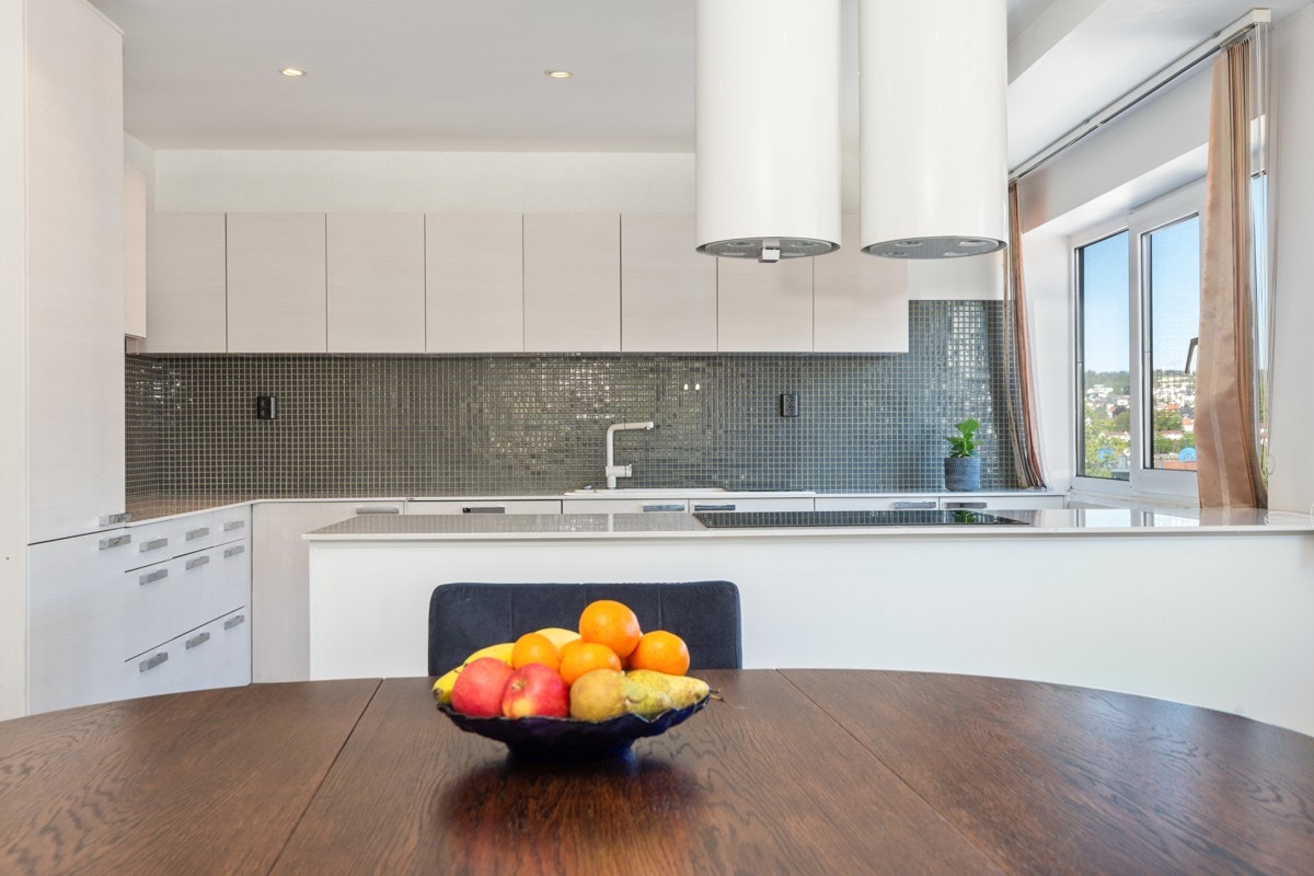 Kjøkkenet er fra 2016 og er holdt i et stilrent design som understreker boligens moderne kvaliteter. Galleribilde