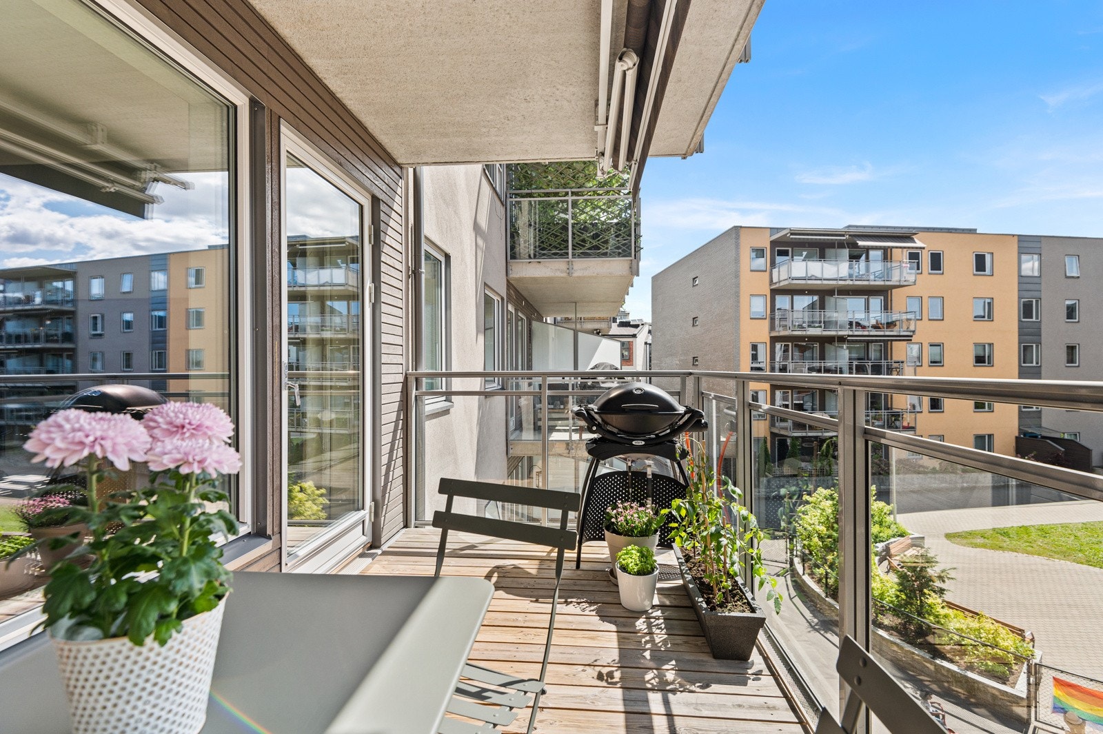 - God plass til sittegruppe, grill og beplantning - Galleribilde