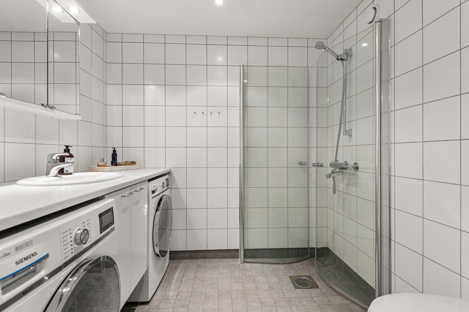 - Stort, tidsriktig bad (nytt 2014) med dusjnisje med innfellbare dusjdører, vegghengt toalett, servant med skap og speil - Galleribilde