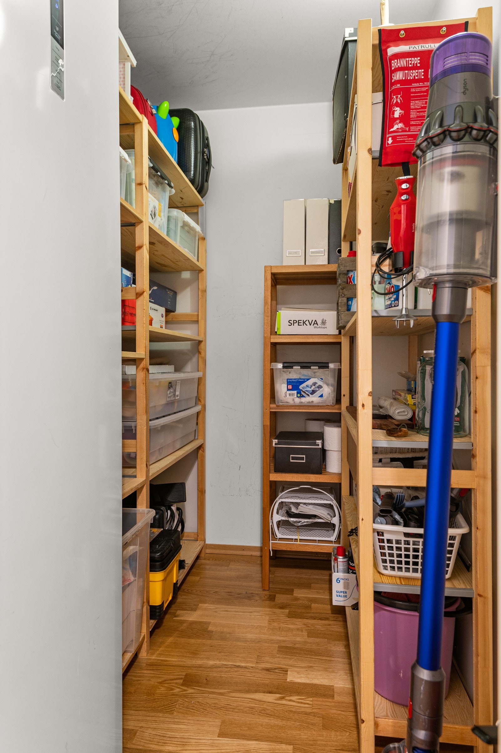 - Praktisk bod med god lagringsplass og el.uttak til f.eks ekstra fryseskap - Galleribilde