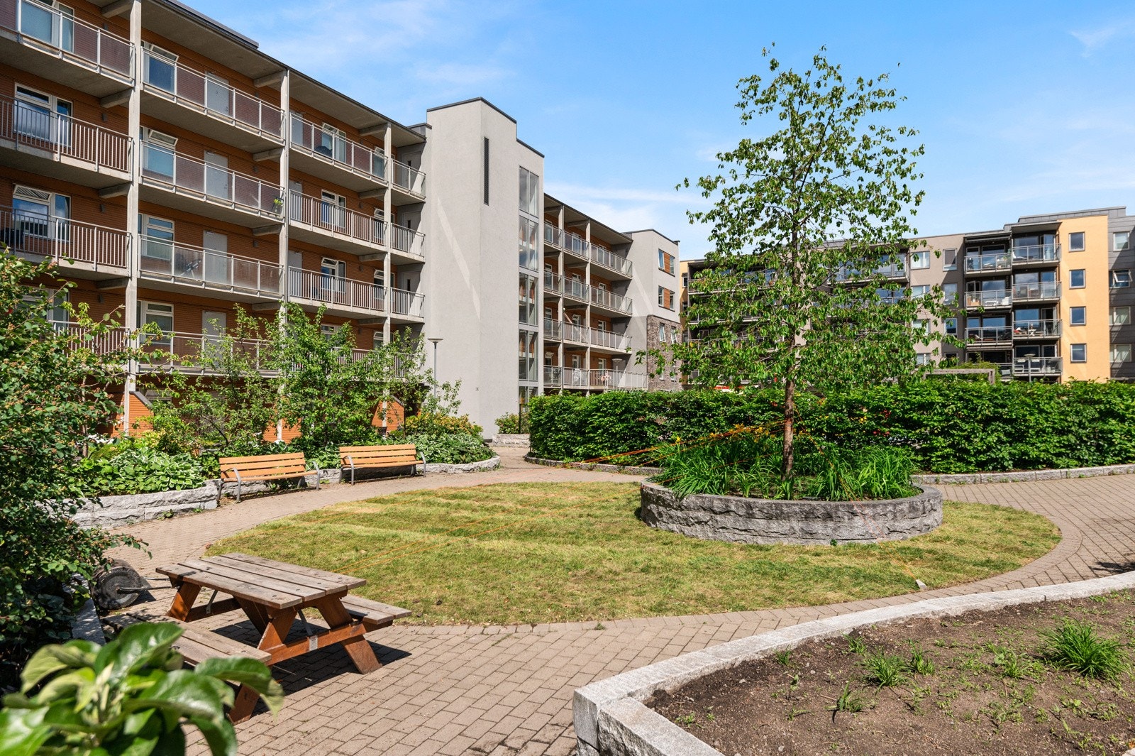 - Indre gårdsrom er svært pent opparbeidet - Galleribilde