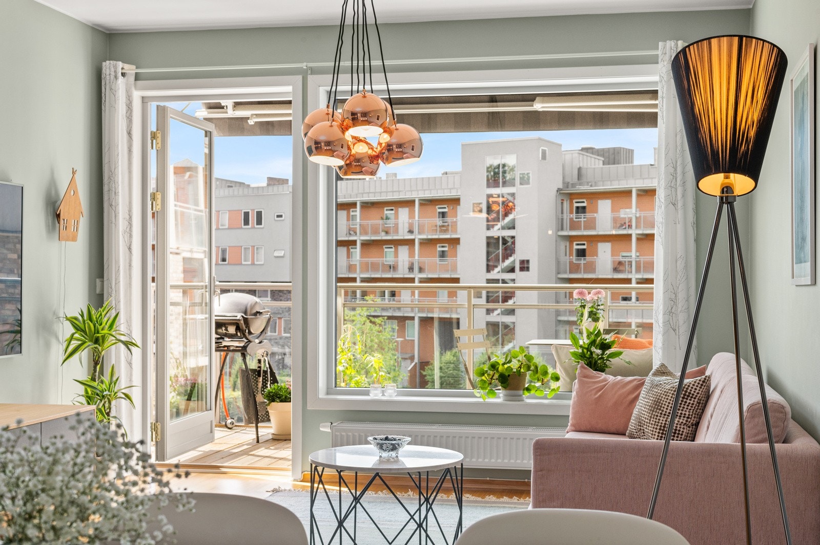 - Store vindusflater som gir gode innvendige lysforhold og hyggelig utsikt - Galleribilde