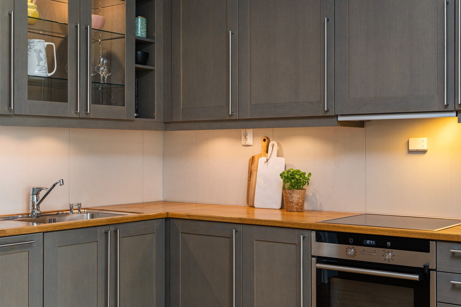 - Belysning under overskap og heltre benkeplate. Ventilator med mekanisk uttrekk som drar stekeos ut av leiligheten - Galleribilde