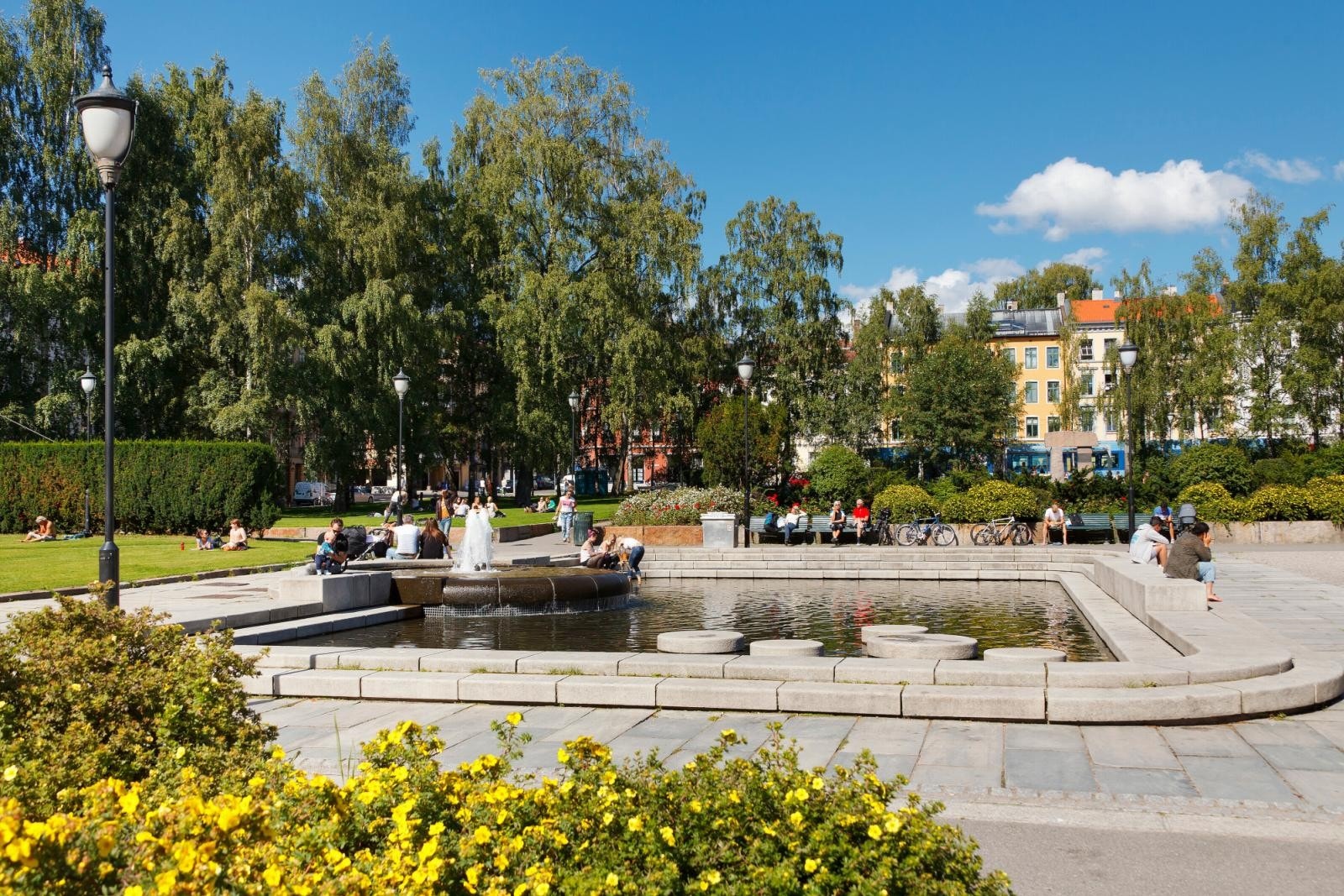 - Birkelunden, her går blant annet trikk nr 11, 12 & 18, samt buss i Sannergata - Galleribilde