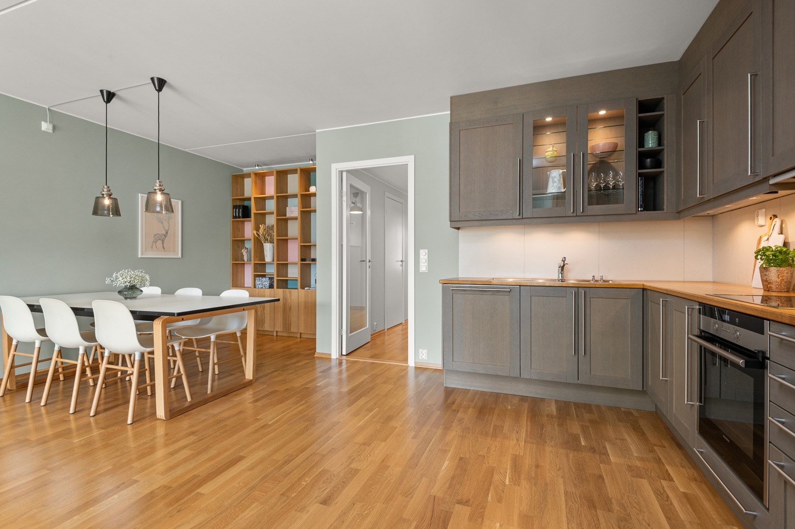 - Pen kjøkkeninnredning fra Sigdal (ny 2014) med speilfronter i skifereik og god skap- og benkeplass - Galleribilde