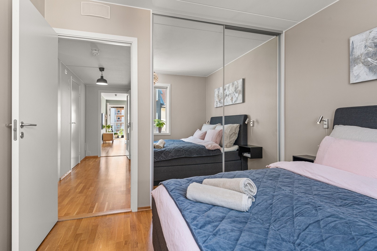 - Praktisk, plassbygget skyvedørsgarderobe med speilfront og god lagringsplass - Galleribilde