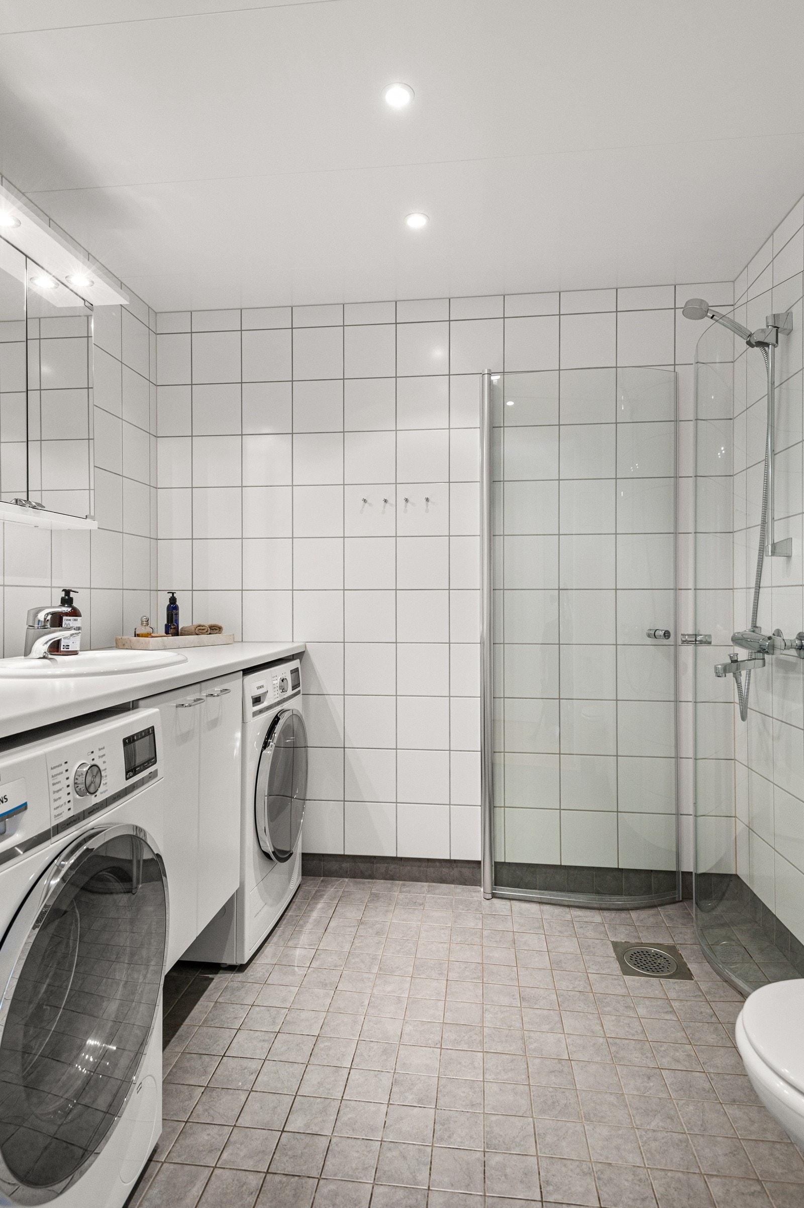 - Opplegg for vaskemaskin og tørketrommel under praktisk benkeplate - Galleribilde