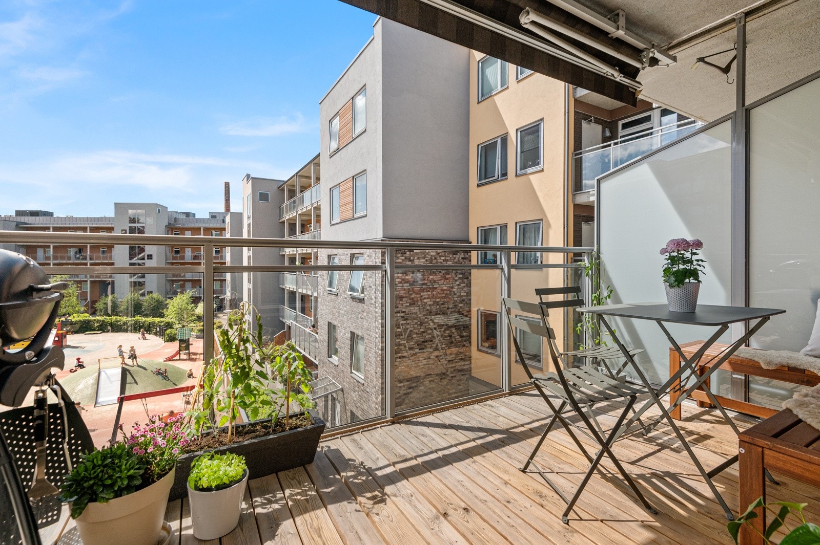 - Svært lys, moderne og tiltalende 4-roms selveier (ny 2014) med god standard og planløsning - Galleribilde